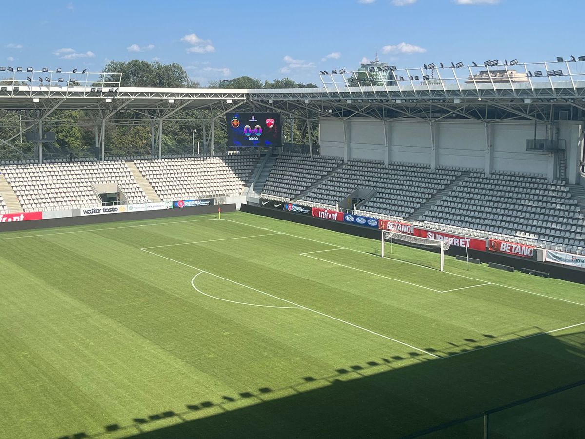 Gazon Arc de Triumf înainte de FCSB - Dinamo