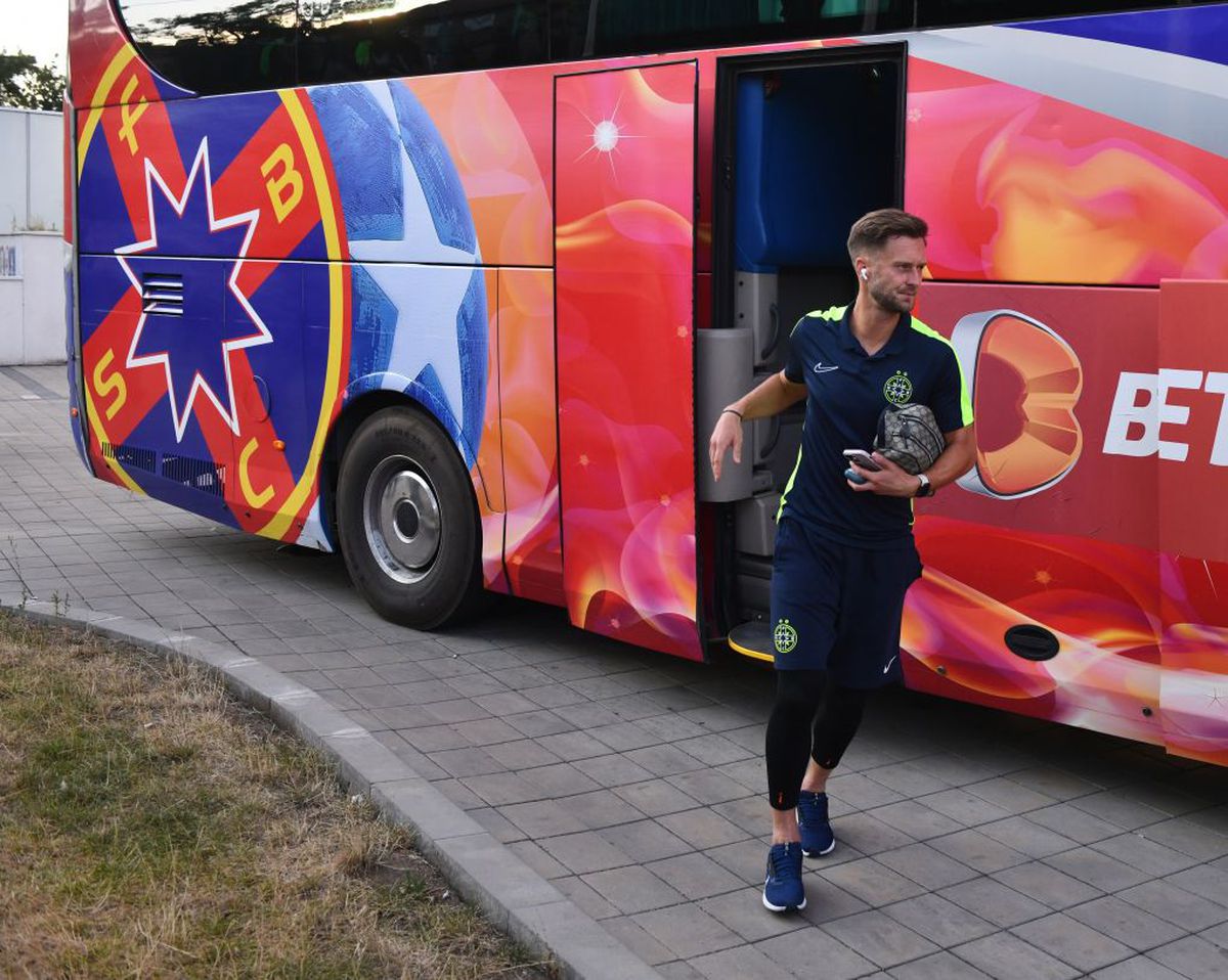 Cele mai tari mesaje afișate în tribune la derby-ul FCSB - Dinamo: „Începe Roland Garros!”  vs „Drama suporterului stelist”