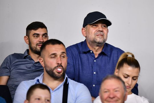 Marcel Ciolacu, prim-ministrul României, a fost prezent la FCSB - Dinamo. Alături de el, în stânga, Radu Popa Foto: Cristi Preda