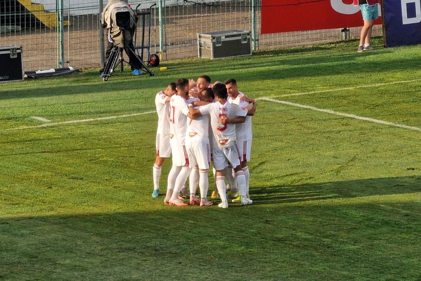 Marius Coman, bucurându-se alături de coechipierii săi în  Gloria Buzău - Sepsi Sfântu Gheorghe 1-2