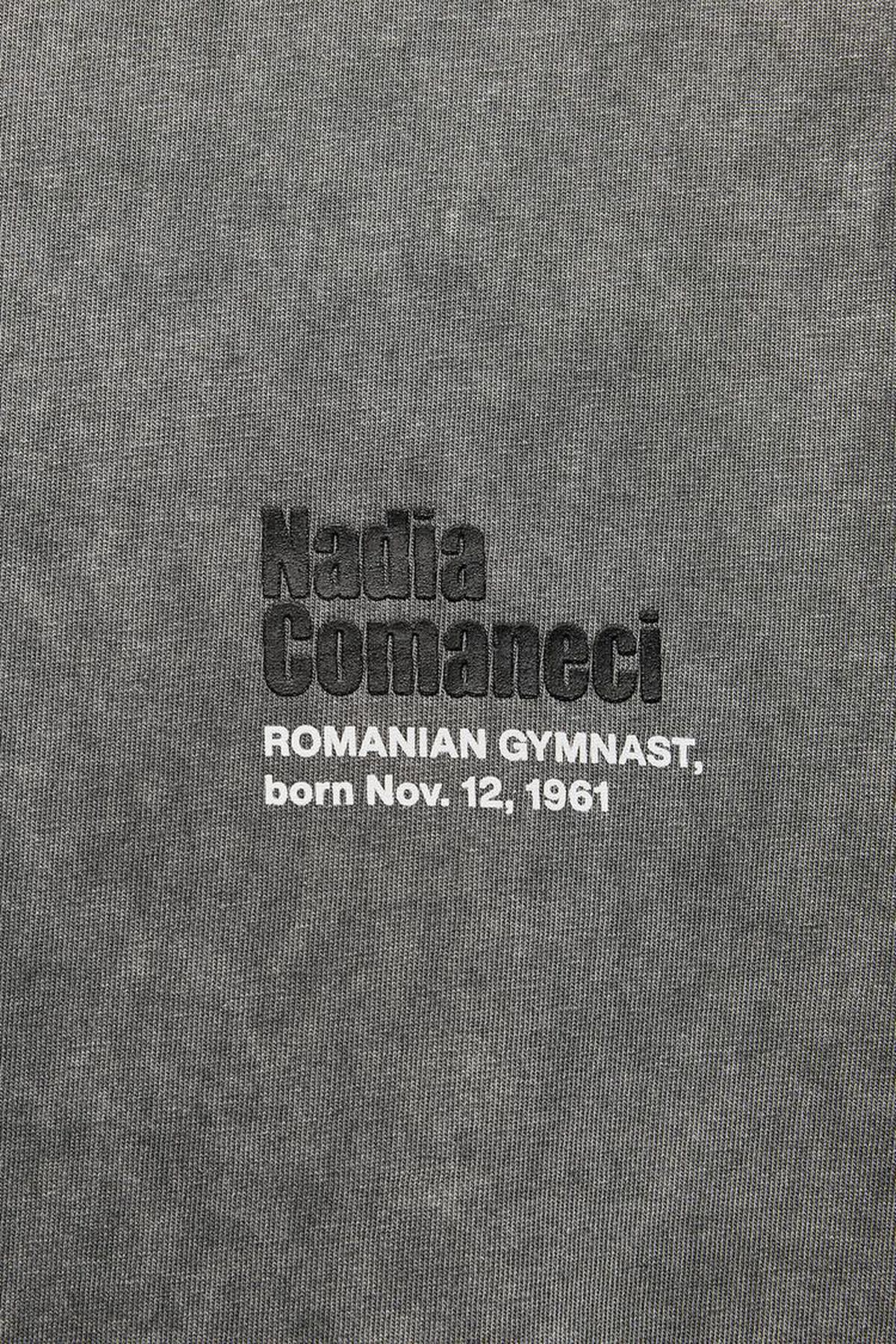 Cât costă tricoul și bluza cu Nadia Comăneci lansate de unul dintre cele mai cunoscute magazine din lume! Pot fi comandate și în România