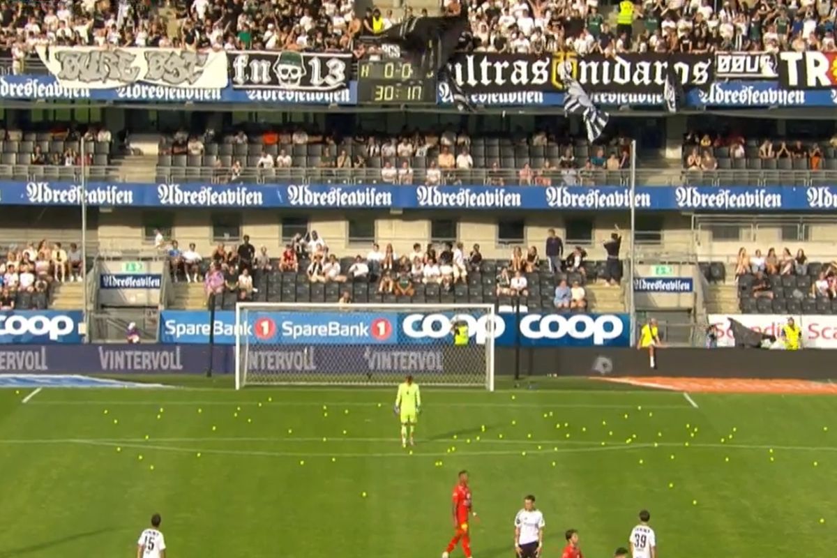 Protest împotriva VAR » Ultrașii au aruncat cu mingi de tenis, fumigene și plăcinte, iar meciul a fost abandonat