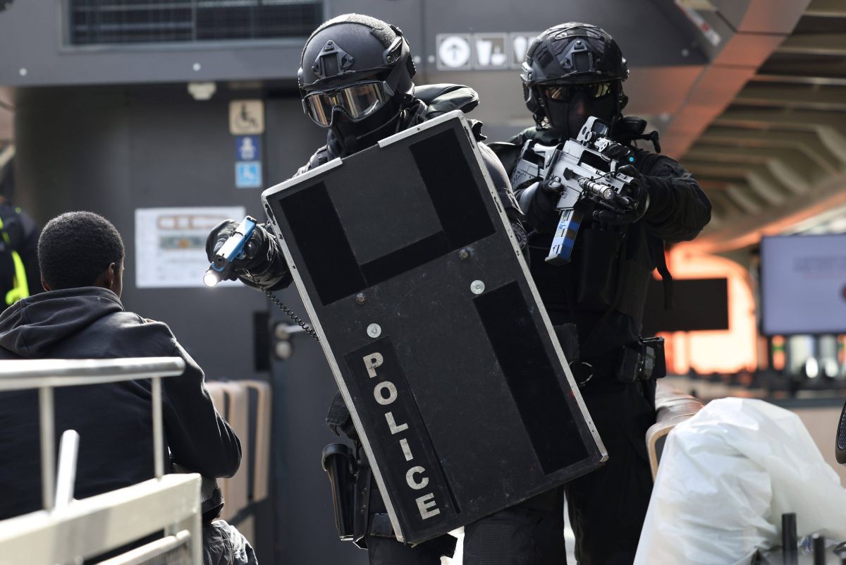 Parisul, ca sub ASEDIU: 45.000 de polițiști, trupe speciale, scafandri și elicoptere! Organizatorii Jocurilor Olimpice blindează orașul împotriva teroriștilor: embargo aerian pe 150km!