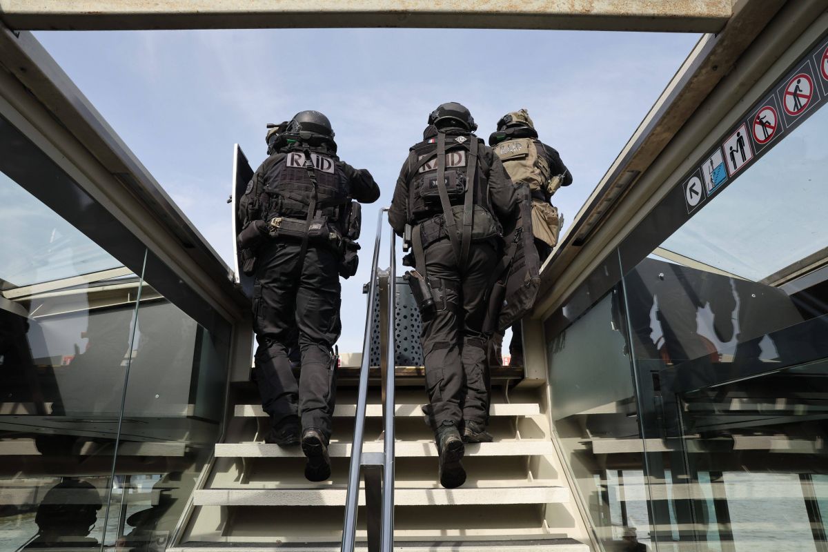 Parisul, ca sub ASEDIU: 45.000 de polițiști, trupe speciale, scafandri și elicoptere! Organizatorii Jocurilor Olimpice blindează orașul împotriva teroriștilor: embargo aerian pe 150km!