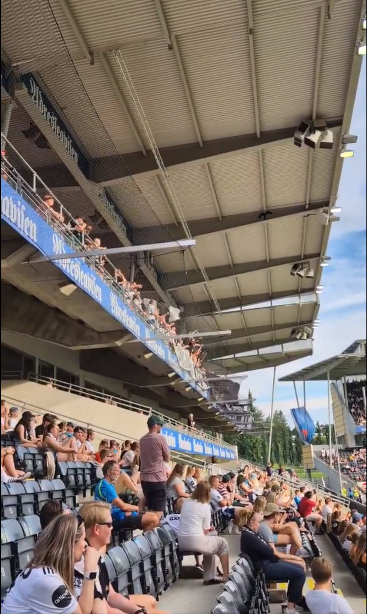 Protest împotriva VAR » Ultrașii au aruncat cu mingi de tenis, fumigene și plăcinte, iar meciul a fost abandonat