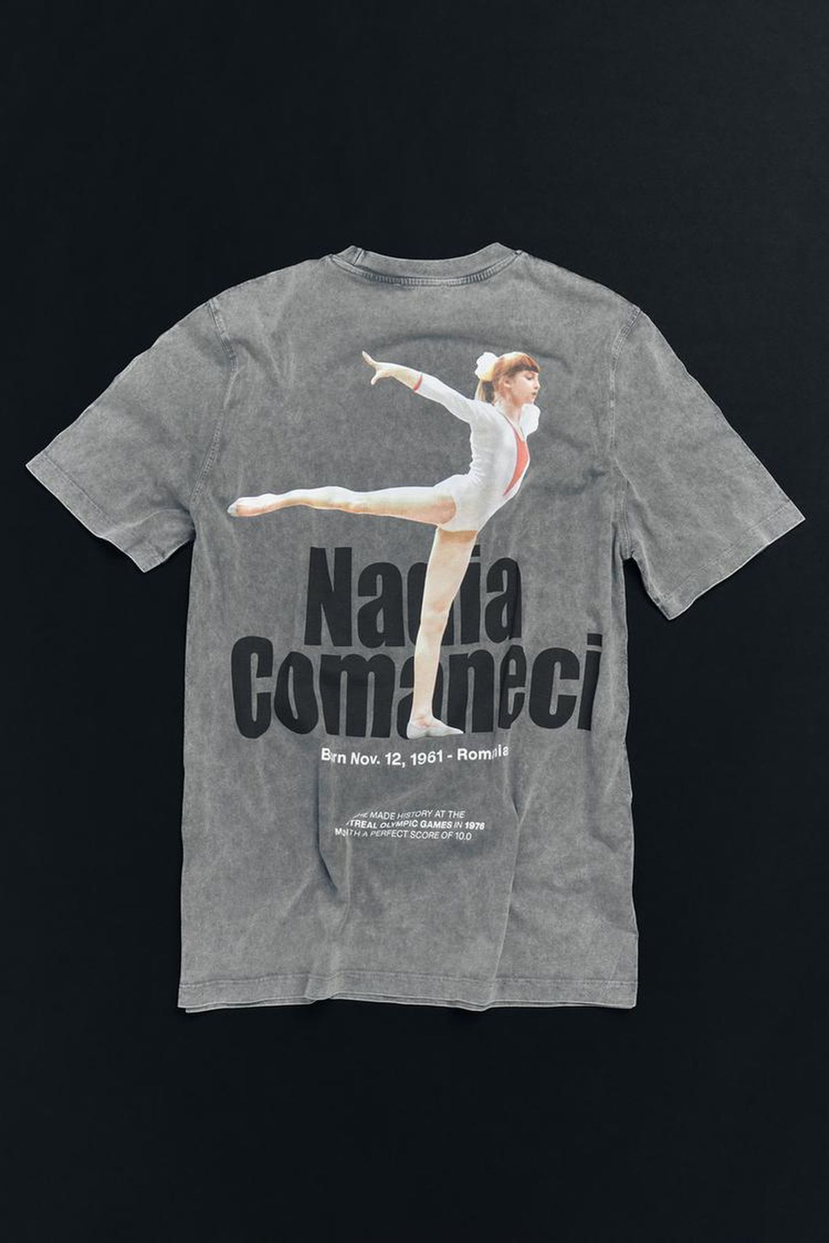 Cât costă tricoul și bluza cu Nadia Comăneci lansate de unul dintre cele mai cunoscute magazine din lume! Pot fi comandate și în România