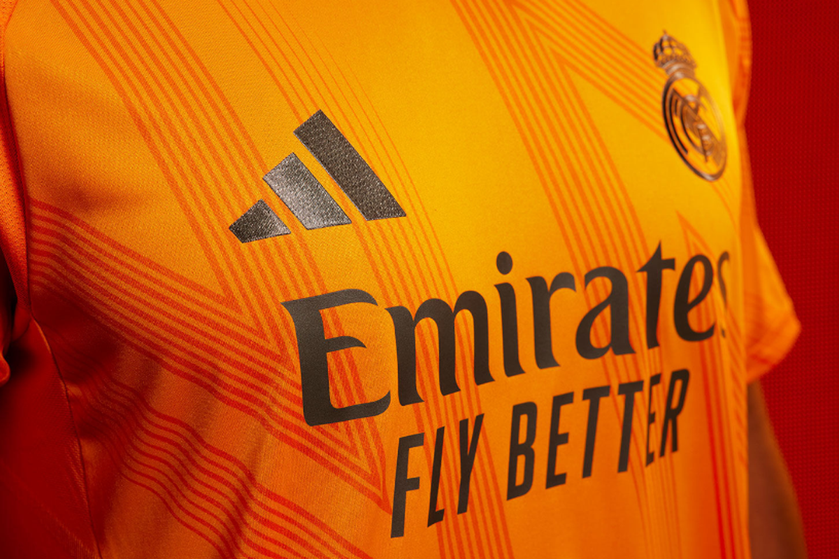 Real Madrid și-a prezentat echipamentul pentru deplasări » Cât costă tricoul care amintește de un sezon istoric pentru madrileni
