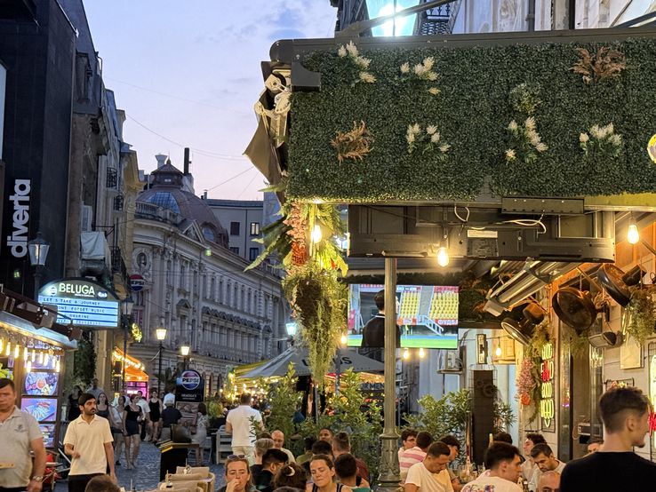 Shkendija – FCSB sau „Insula Iubirii”? Ce au preferat bucureștenii în Centrul Vechi // FOTO: GSP.ro