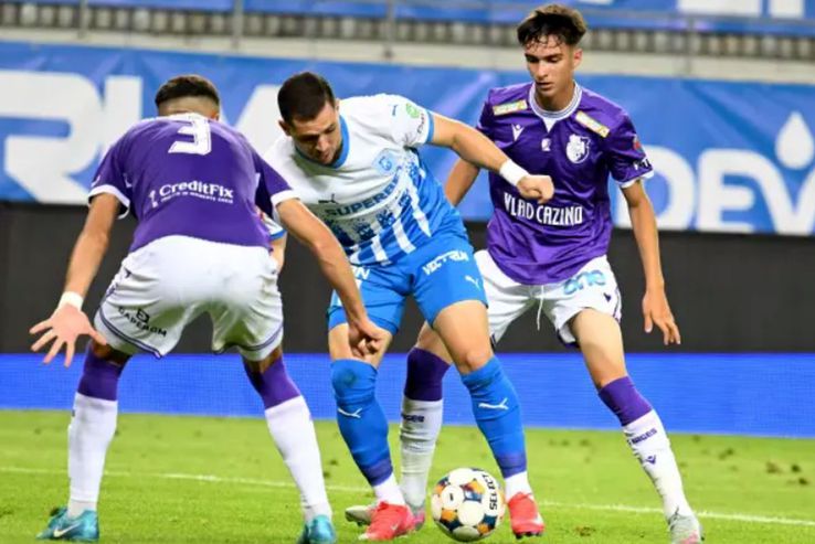 Claudiu Stancu, în dreapta, în meciul din Bănie / Sursă foto: Facebook@ Universitatea Craiova