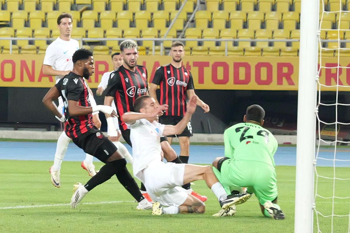 Val de ironii la adresa fotbaliștilor de la FCSB: „Vedete de carton”