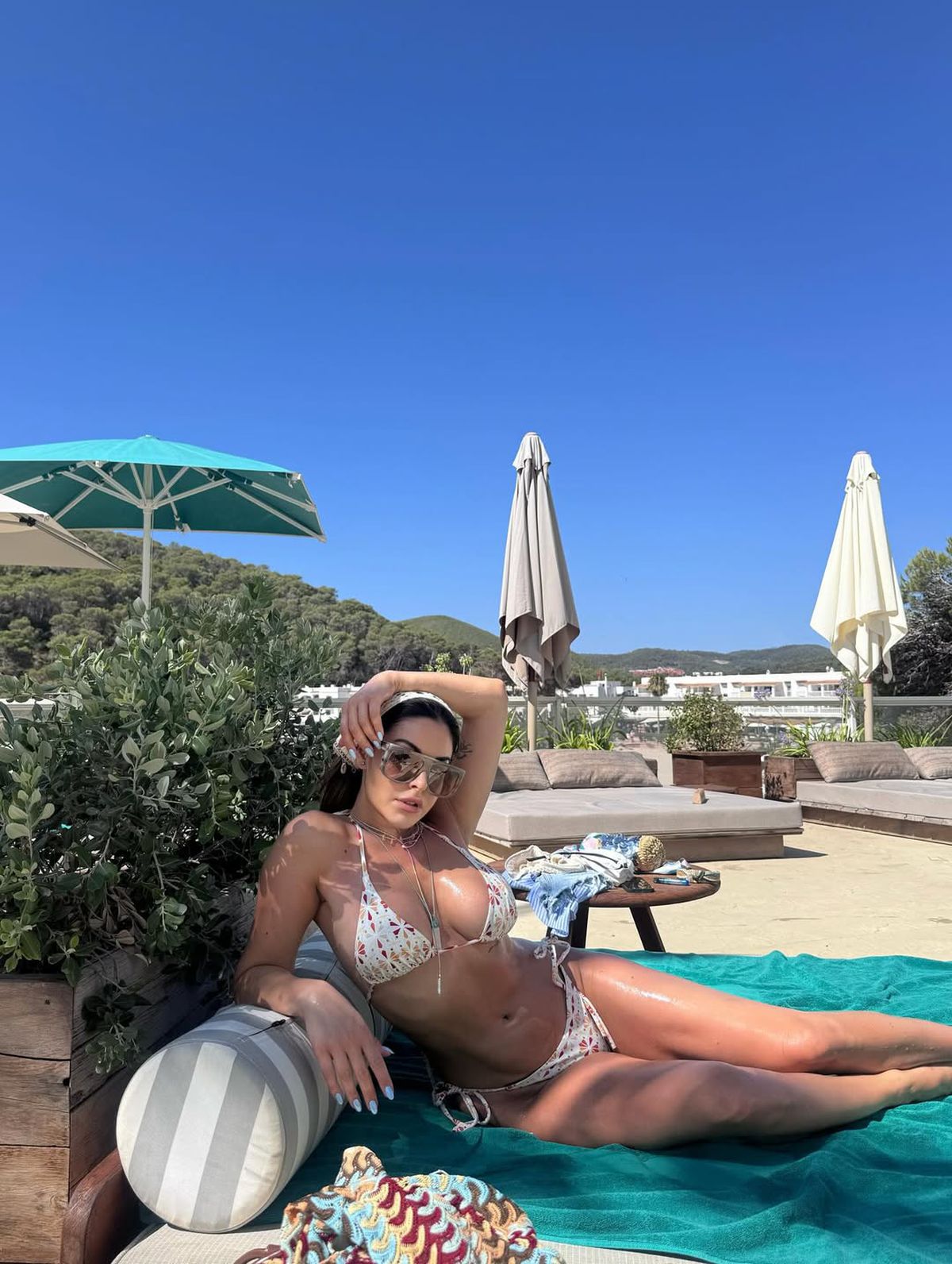 Surorile Mateuț au „incendiat” plaja în Ibiza: „Eres bonita, Nati”