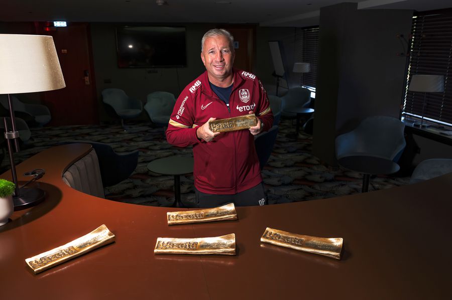 Dan Petrescu cu cele cinci trofee de „Antrenorul anului” în Ancheta Gazetei Sporturilor Rundă istorică: Dan Petrescu, la meciul 800 ca „principal” » Poate obține și victoria 200 în Superliga: „Eram nebun de atunci!”