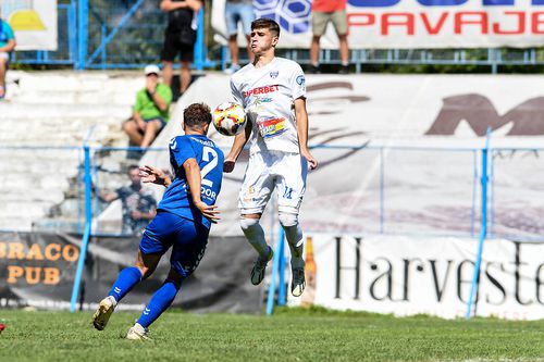 Matei Tănasă, în alb, a jucat și pentru Gloria Buzău în sezonul 2023/2024 // foto: Imago Images