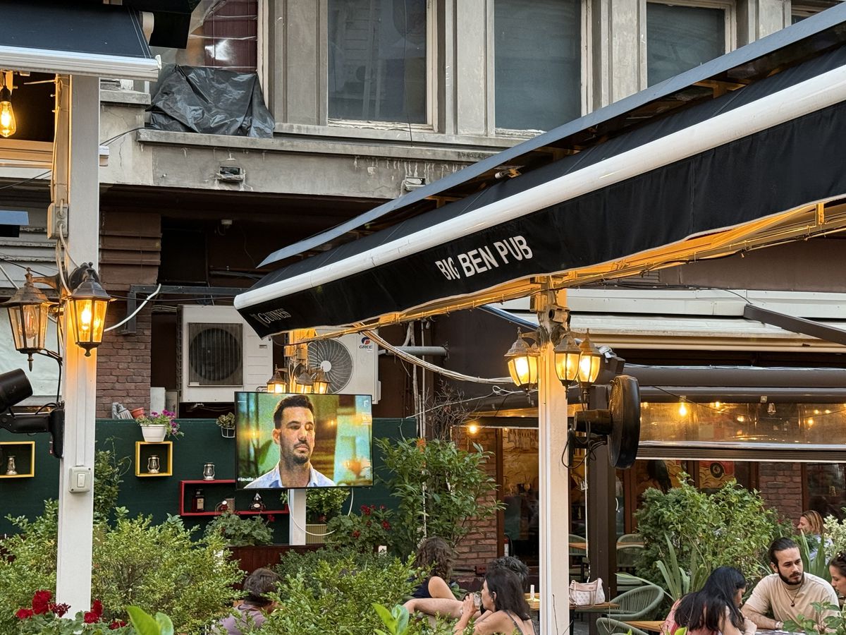 Shkendija – FCSB sau „Insula Iubirii”? » Care a fost raportul de forțe în Centrul Vechi din București: „Dă drumul la TV că începe!”