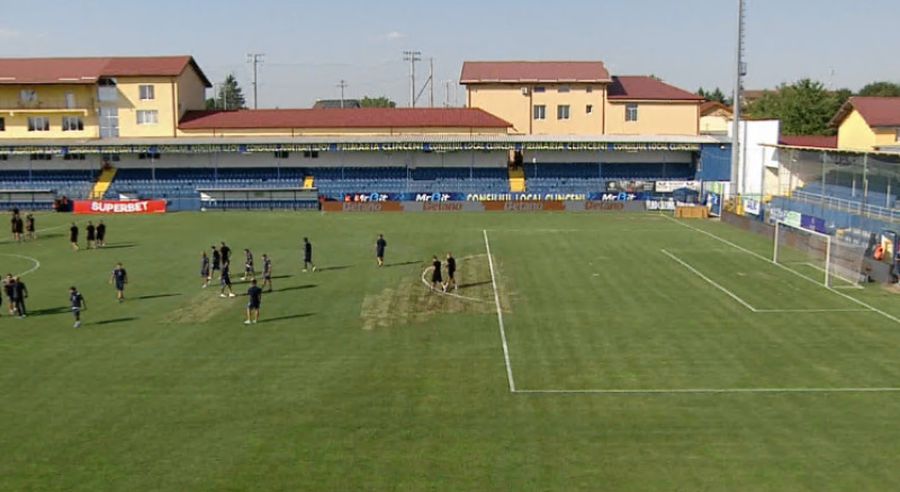 Așa a arătat ieri gazonul din Clinceni / foto: Digi Sport „Bucurați-vă de fotbal!”. Dar nu la Clinceni