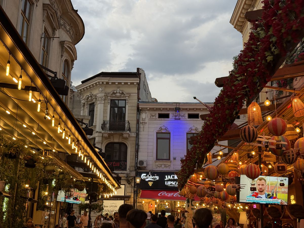 Shkendija – FCSB sau „Insula Iubirii”? Ce au preferat bucureștenii în Centrul Vechi