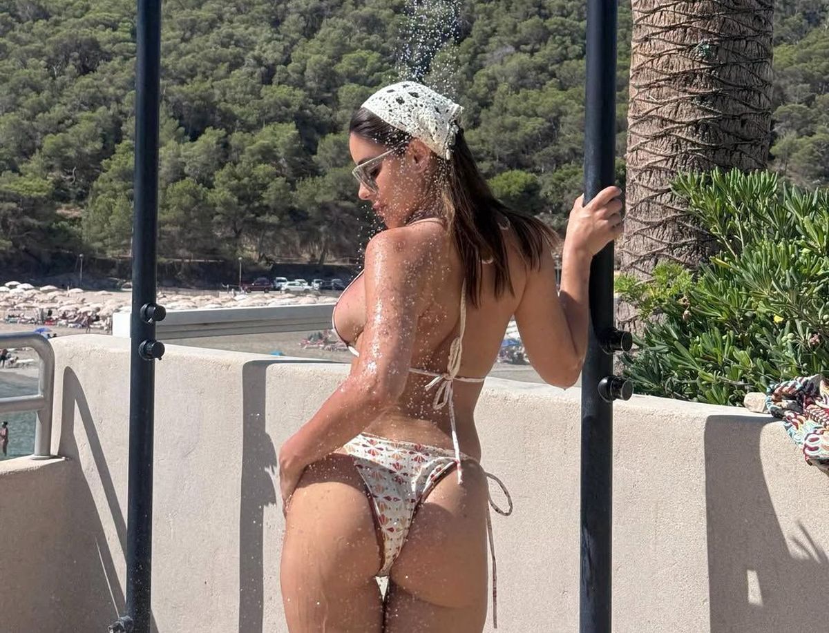 Surorile Mateuț au „incendiat” plaja în Ibiza: „Eres bonita, Nati”