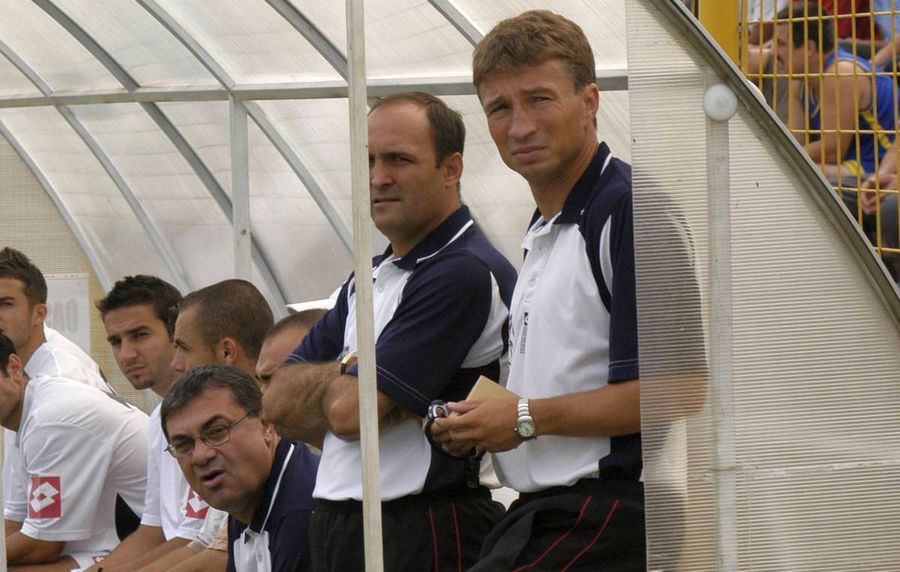 Imagine de la primul meci oficial al antrenorului Dan Petrescu Rundă istorică: Dan Petrescu, la meciul 800 ca „principal” » Poate obține și victoria 200 în Superliga: „Eram nebun de atunci!”