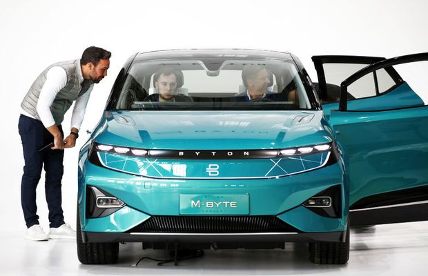 Volkswagen ar putea da o lovitură pe piața auto: vrea să preia o parte din Tesla Motors