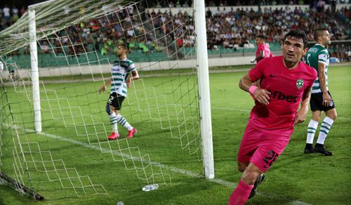 Claudiu Keșeru (33 de ani) a marcat un gol în victoria obținută de Ludogoreț pe terenul lui Cherno More Varna, scor 4-1, în runda cu numărul 3 din Bulgaria.

FOTO: Facebook @ludogorets
