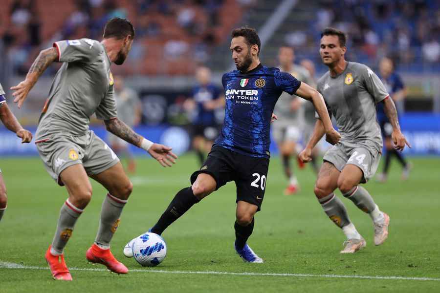 Două echipe se bat pentru semnătura mijlocașului lui Chivu: Mourinho îi promite banderola