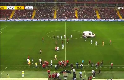 Clipe de panică în Turcia » Fabrice Nsakala s-a prăbușit pe gazon în Gaziantep - Beșiktaș, sub ochii lui Alin Toșca