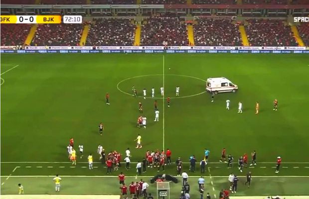 Clipe de panică în Turcia » Fabrice Nsakala s-a prăbușit pe gazon în Gaziantep - Beșiktaș, sub ochii lui Alin Toșca