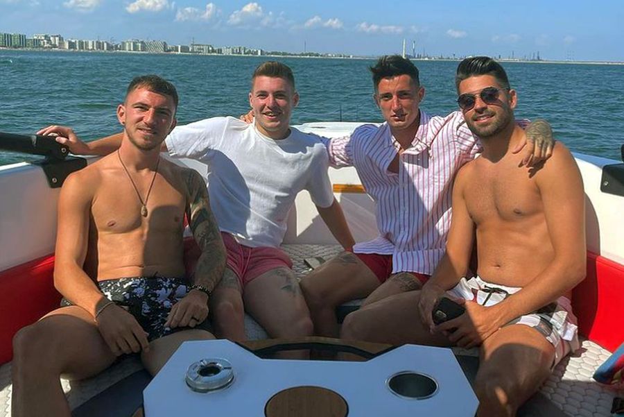 Cătălin Țîră, alături de jucătorii lui Dinamo / Sursă foto: instagram.com/catalintira9/ Gabi Torje semnează cu Dinamo! Convins de Dario Bonetti și Nicolae Badea