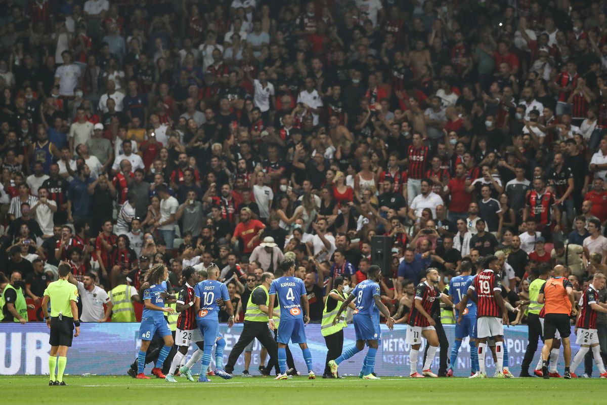 Scene halucinante în Nice - Marseille! Jucătorii oaspeților s-au luat la bătaie cu fanii adverși + Antrenorul, ținut de staff și fotbaliști