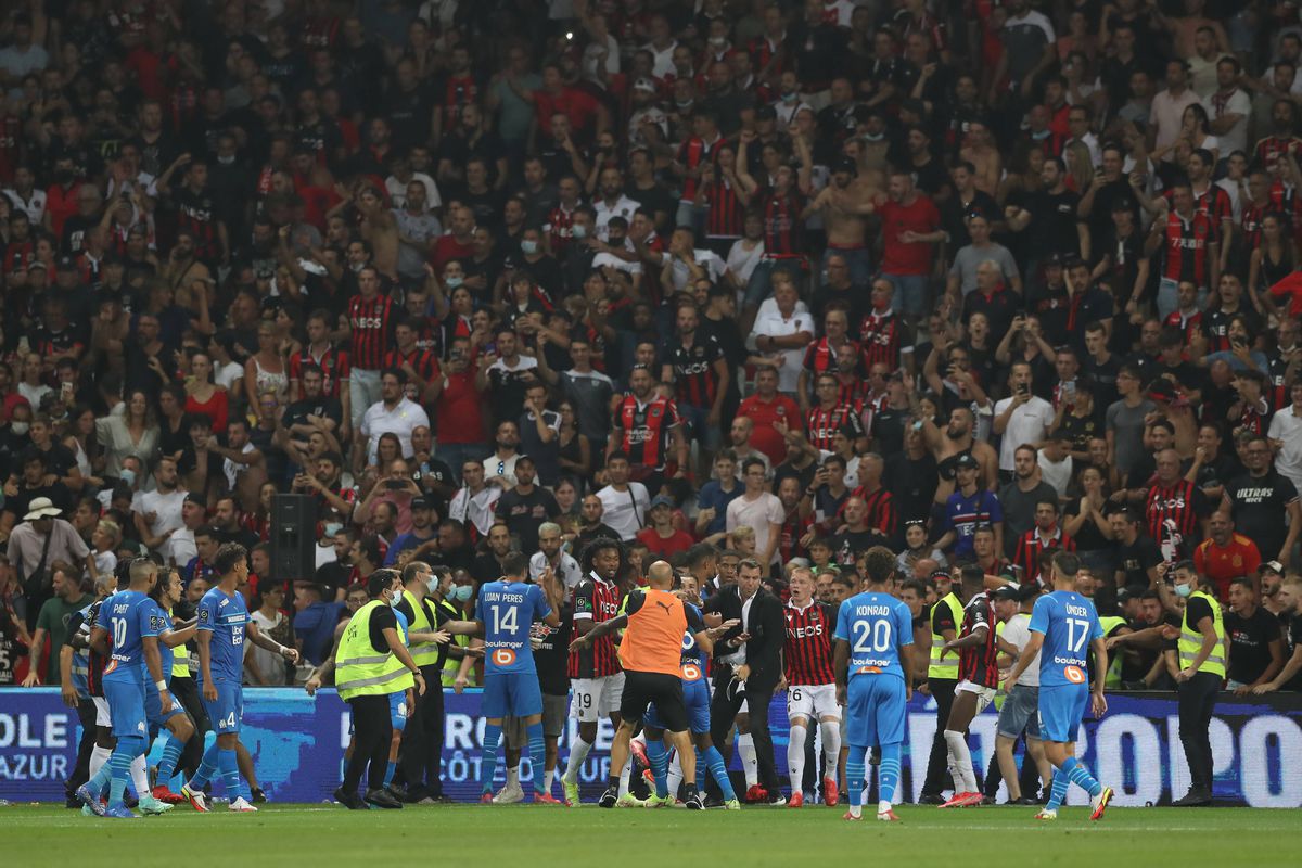 Scene halucinante în Nice - Marseille! Jucătorii oaspeților s-au luat la bătaie cu fanii adverși + Antrenorul, ținut de staff și fotbaliști