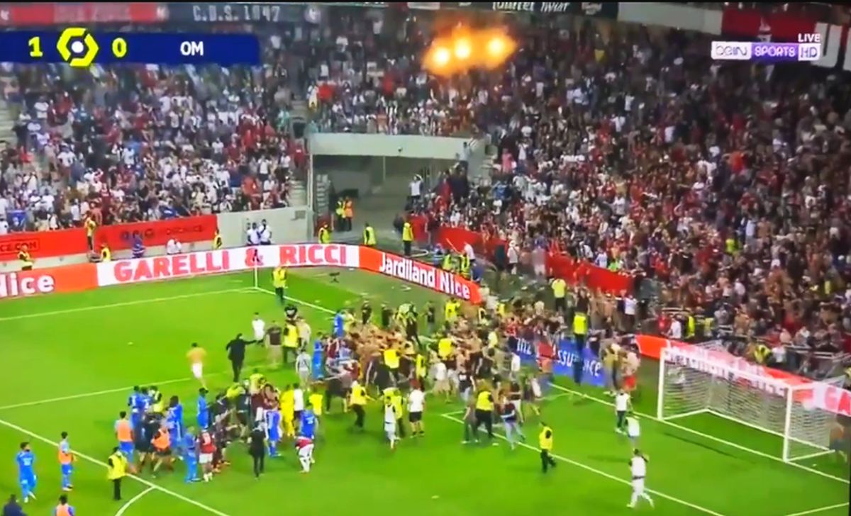 Scene halucinante în Nice - Marseille! Jucătorii oaspeților s-au luat la bătaie cu fanii adverși + Antrenorul, ținut de staff și fotbaliști