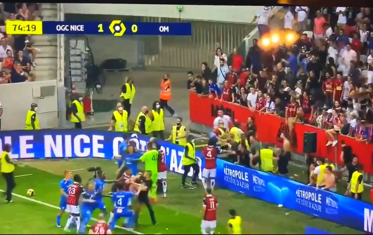 Scene halucinante în Nice - Marseille! Jucătorii oaspeților s-au luat la bătaie cu fanii adverși + Antrenorul, ținut de staff și fotbaliști
