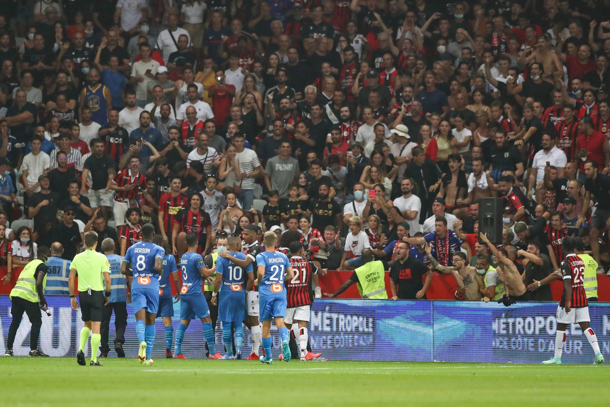 Scene halucinante în Nice - Marseille! Jucătorii oaspeților s-au luat la bătaie cu fanii adverși + Antrenorul, ținut de staff și fotbaliști