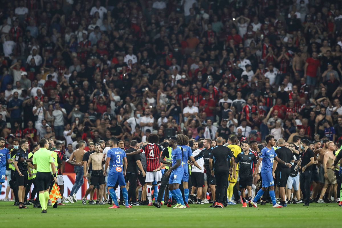 Scene halucinante în Nice - Marseille! Jucătorii oaspeților s-au luat la bătaie cu fanii adverși + Antrenorul, ținut de staff și fotbaliști
