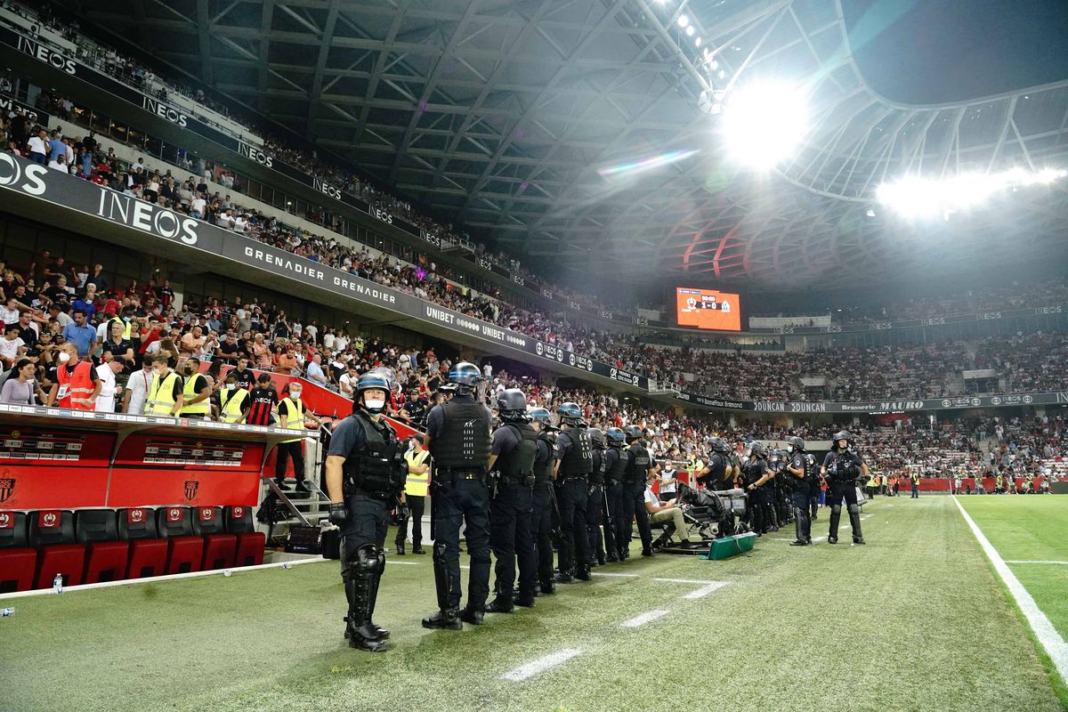 Scene halucinante în Nice - Marseille! Jucătorii oaspeților s-au luat la bătaie cu fanii adverși + Antrenorul, ținut de staff și fotbaliști