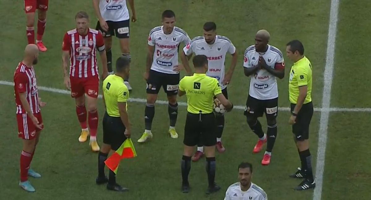 U Cluj - Sepsi, oprit din cauza scandărilor xenofobe! Două bannere instigatoare au inflamat spiritele: „Echipele hortyste, eliminate de pe-a fotbalului hartă”