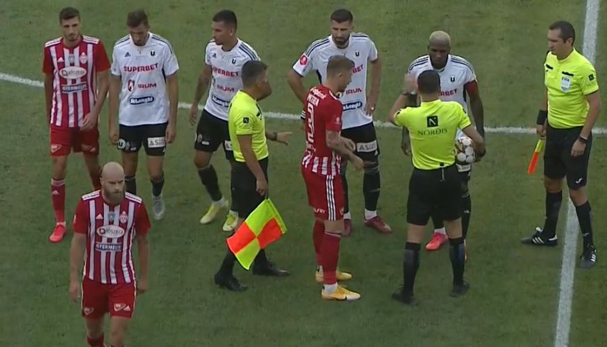 U Cluj - Sepsi, oprit din cauza scandărilor xenofobe! Două bannere instigatoare au inflamat spiritele: „Echipele hortyste, eliminate de pe-a fotbalului hartă”