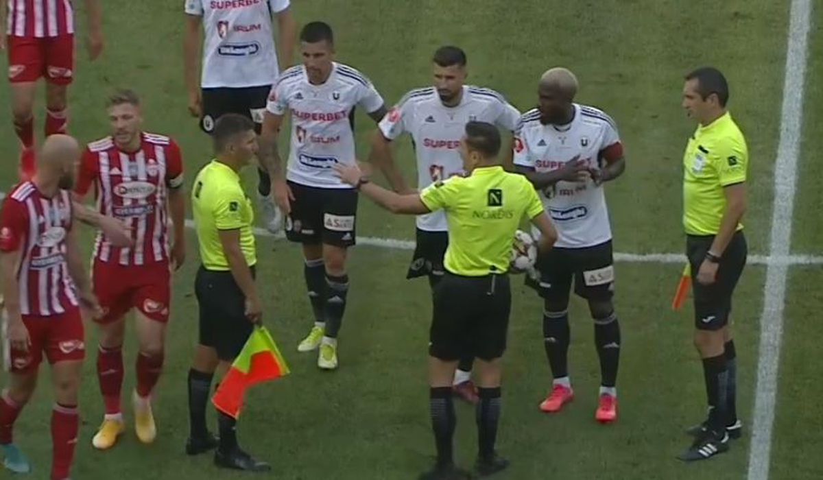 U Cluj - Sepsi, oprit din cauza scandărilor xenofobe! Două bannere instigatoare au inflamat spiritele: „Echipele hortyste, eliminate de pe-a fotbalului hartă”