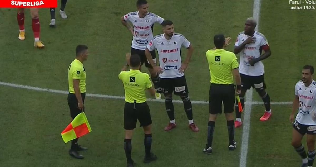 U Cluj - Sepsi, oprit din cauza scandărilor xenofobe! Două bannere instigatoare au inflamat spiritele: „Echipele hortyste, eliminate de pe-a fotbalului hartă”