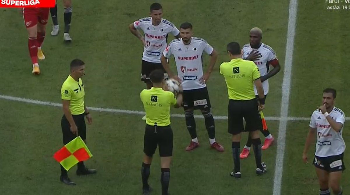 U Cluj - Sepsi, oprit din cauza scandărilor xenofobe! Două bannere instigatoare au inflamat spiritele: „Echipele hortyste, eliminate de pe-a fotbalului hartă”