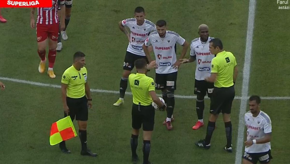 U Cluj - Sepsi, oprit din cauza scandărilor xenofobe! Două bannere instigatoare au inflamat spiritele: „Echipele hortyste, eliminate de pe-a fotbalului hartă”