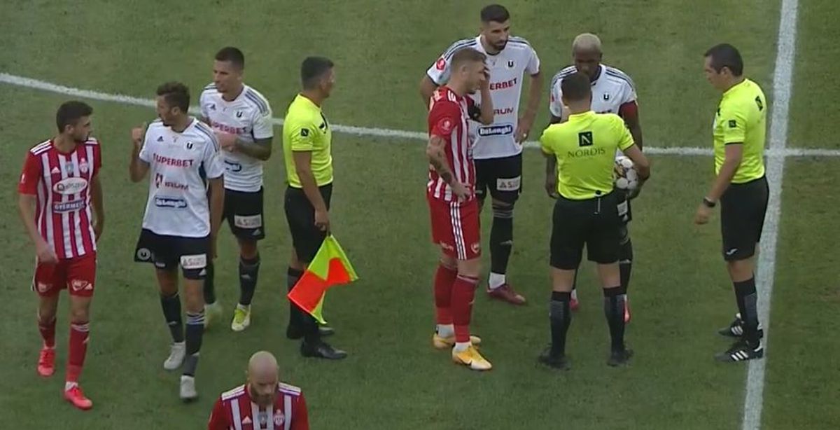 U Cluj - Sepsi, oprit din cauza scandărilor xenofobe! Două bannere instigatoare au inflamat spiritele: „Echipele hortyste, eliminate de pe-a fotbalului hartă”