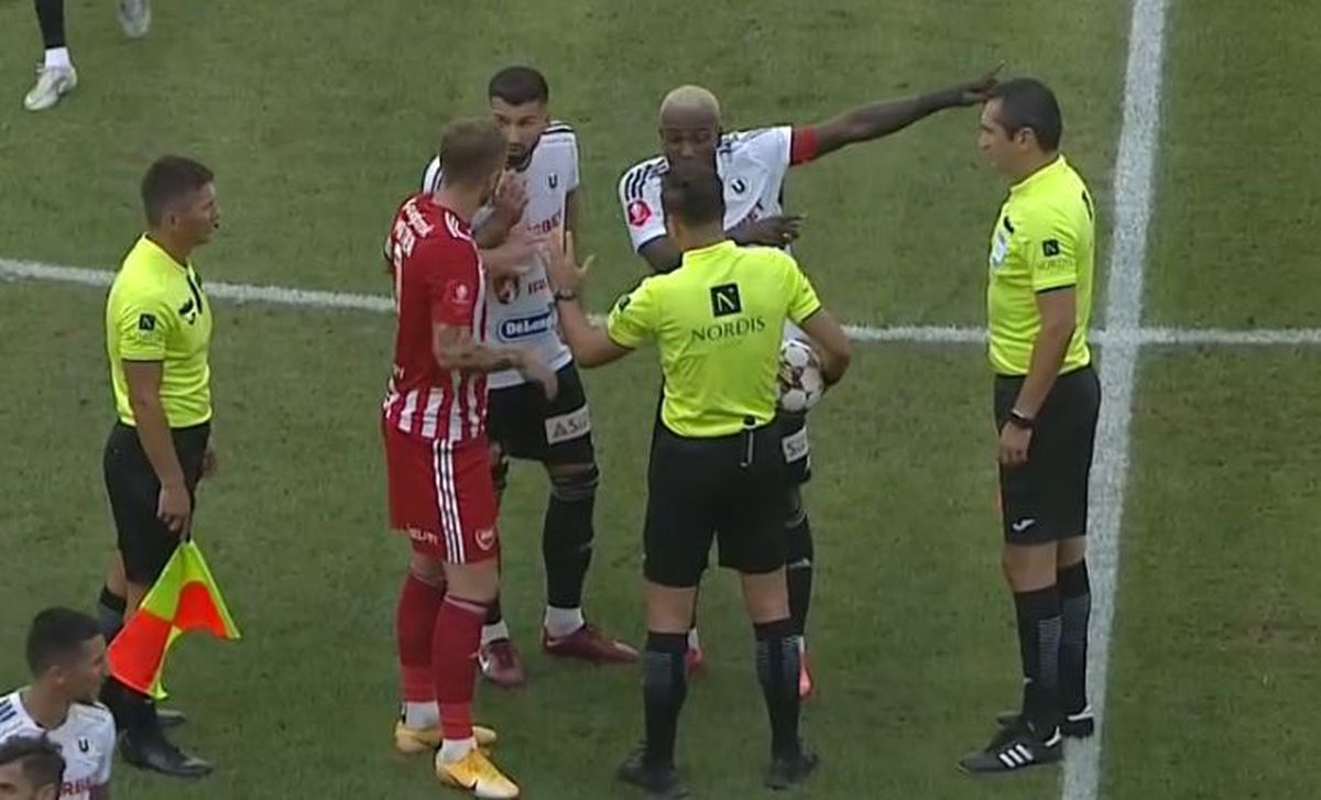 U Cluj - Sepsi, oprit din cauza scandărilor xenofobe! Două bannere instigatoare au inflamat spiritele: „Echipele hortyste, eliminate de pe-a fotbalului hartă”