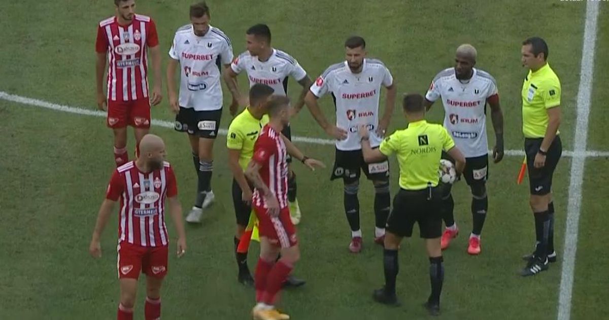 U Cluj - Sepsi, oprit din cauza scandărilor xenofobe! Două bannere instigatoare au inflamat spiritele: „Echipele hortyste, eliminate de pe-a fotbalului hartă”