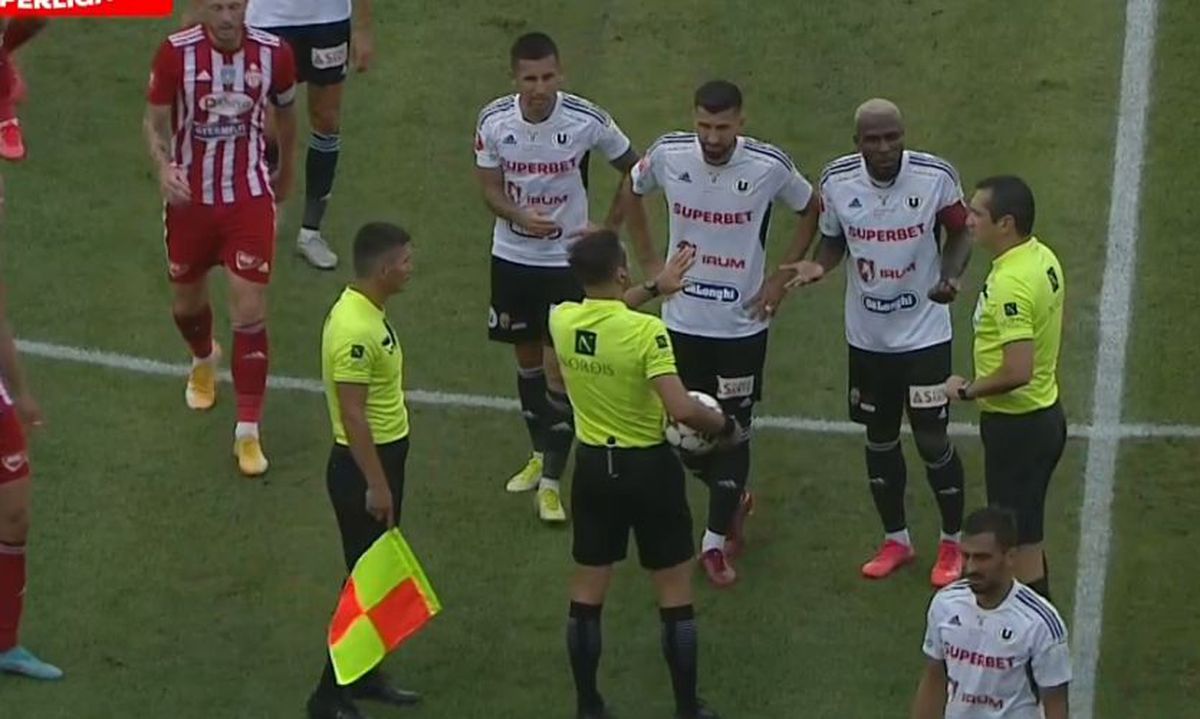 U Cluj - Sepsi, oprit din cauza scandărilor xenofobe! Două bannere instigatoare au inflamat spiritele: „Echipele hortyste, eliminate de pe-a fotbalului hartă”