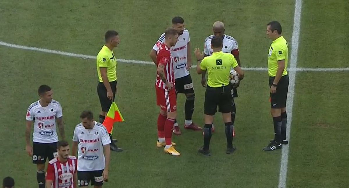 U Cluj - Sepsi, oprit din cauza scandărilor xenofobe! Două bannere instigatoare au inflamat spiritele: „Echipele hortyste, eliminate de pe-a fotbalului hartă”