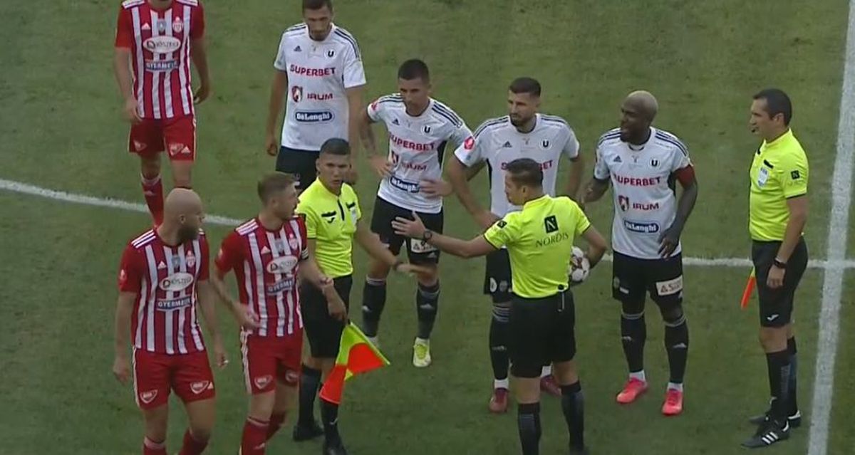 U Cluj - Sepsi, oprit din cauza scandărilor xenofobe! Două bannere instigatoare au inflamat spiritele: „Echipele hortyste, eliminate de pe-a fotbalului hartă”