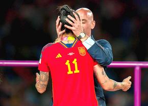 Vicepremierul Spaniei cere demisia președintelui federației, care a sărutat-o pe gură pe fotbalista campioană mondială!