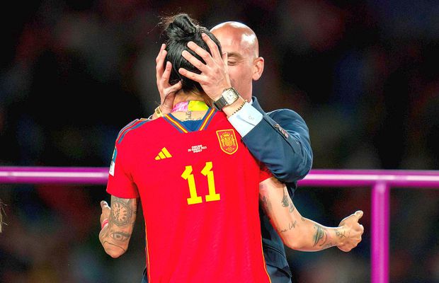 Vicepremierul Spaniei cere demisia președintelui federației, care a sărutat-o pe gură pe fotbalista campioană mondială!