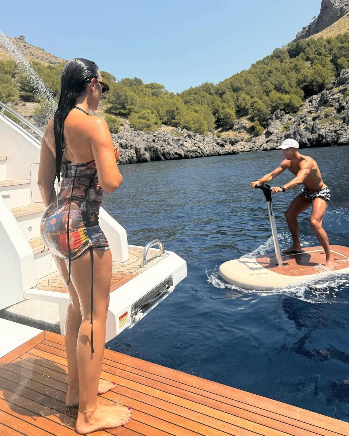 Georgina s-a pozat doar în ... tricou pentru a sărbători live golurile lui Cristiano Ronaldo! » Fotografia devenită virală
